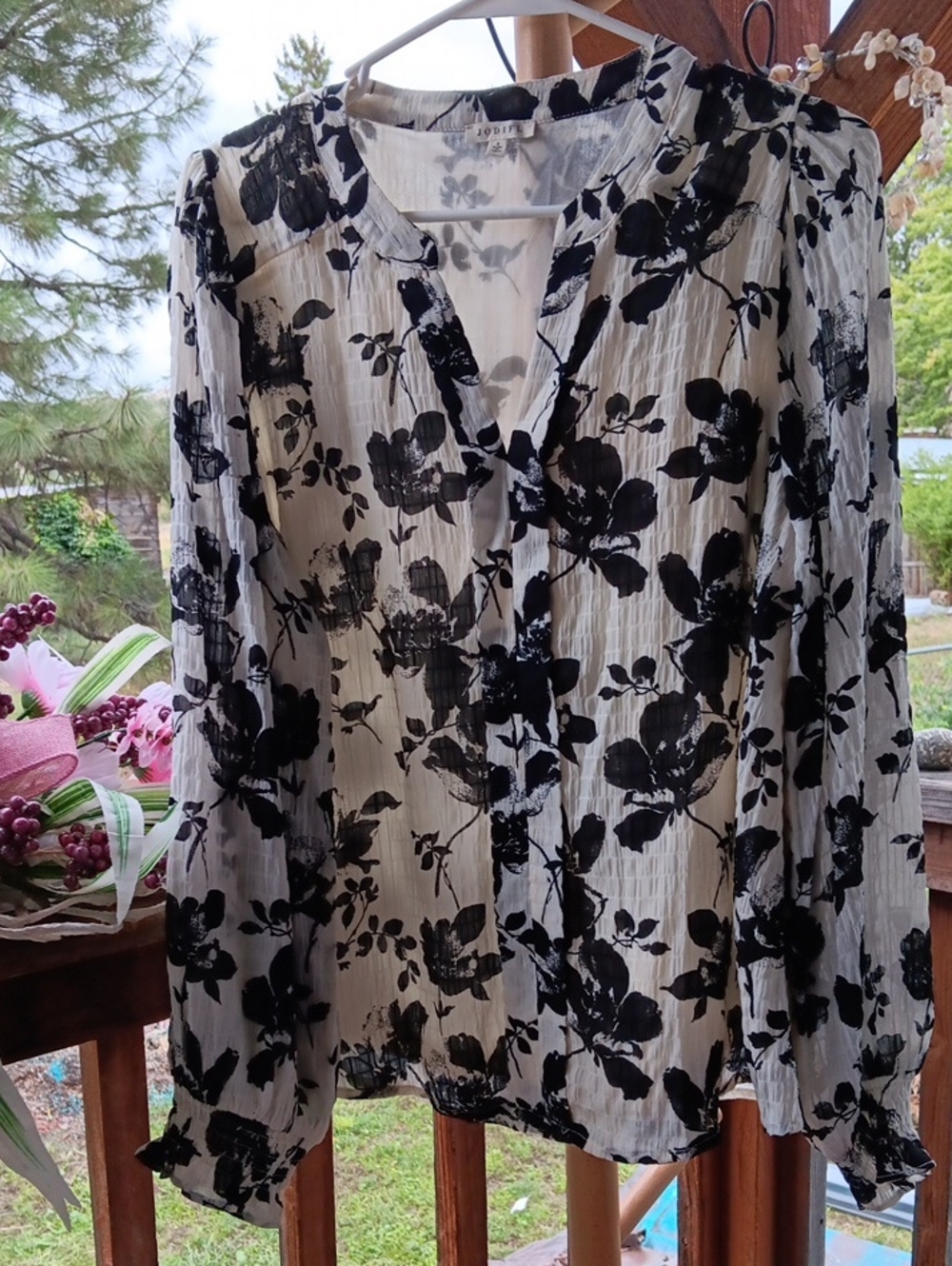JODIFL Black & White Floral V-Neck Blouse